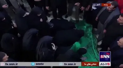 وداع خانواده شهید امیرعبداللهیان با او در کنار مزار شهید