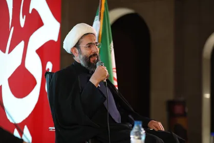 رهبر انقلاب محور وحدت هستند