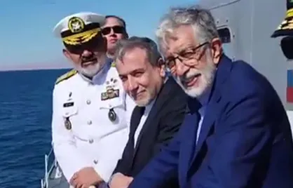حضور سیدعباس عراقچی وزیر امور خارجه بر روی عرشه ناو موشک انداز "زره" ناوگان جنوب نیروی دریایی ارتش جمهوری اسلامی ایران