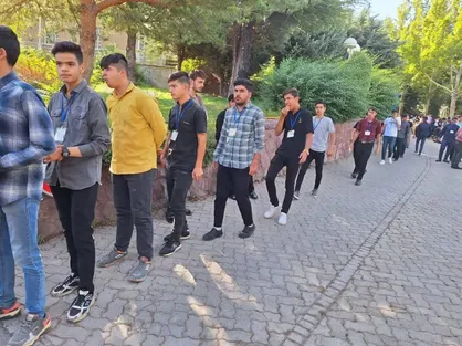 حضور ۴۰۰ دانش آموز از ۶ استان و ۱۳ منطقه محروم در اردوی بر فراز قله&zwnj;های دانایی