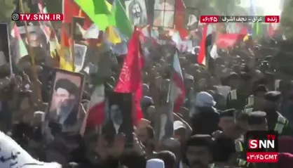 تصویر ولی امر مسلمین جهان حضرت آیت الله سید مجتبی خامنه&zwnj;ای رهبر معظم انقلاب اسلامی در دست عزاداران عراقی در تشییع رهبر شهید
