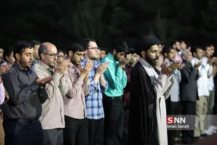 اقامه نماز مغرب و عشا در محوطه بیرونی مسجد امام رضا (ع ) در دانشگاه فردوسی مشهد
