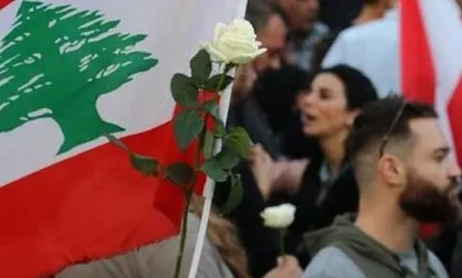 مادران لبنانی با گُل به میدان آمدند +عکس