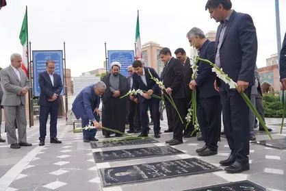 ادای احترام وزیر ارتباطات به شهدای والامقام اردبیل