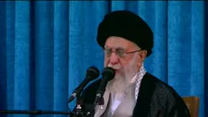 رهبرانقلاب: اگر ولایت فقیه نبود انقلابی که با اندیشه دینی به وجود آمده بود از راه دین منحرف میشد + فیلم