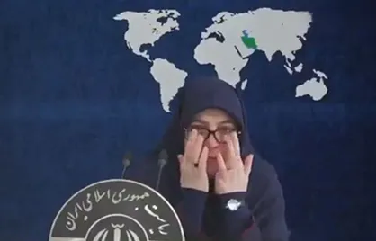 بغض سخنگوی دولت هنگام پخش سرودی در مورد ایران در حاشیه نشست خبری