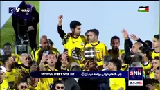 لحظه بالا بردن جام قهرمانی سوپرجام فوتبال ایران توسط محمد کریمی و بازیکنان سپاهان