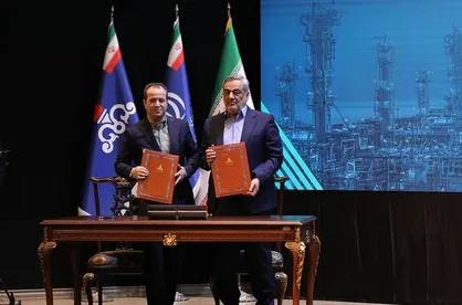 قرارداد طرح فشارافزایی میدان مشترک پارس جنوبی با حضور رئیس&zwnj;جمهوری امضا شد
