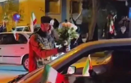 لحظه اهدا گل یک افسر ارتش به مردم در میدان بزرگمهر اصفهان