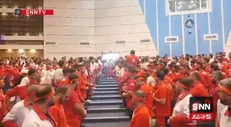 ببینید| ادای احترام خانواده جمعیت هلال احمر به خانواده شهدای هلال احمر در پی حملات رژیم صهیونیستی