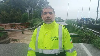 سقوط ۲ خودرو به رودخانه در اثر تخریب پل سیبلی گیلان