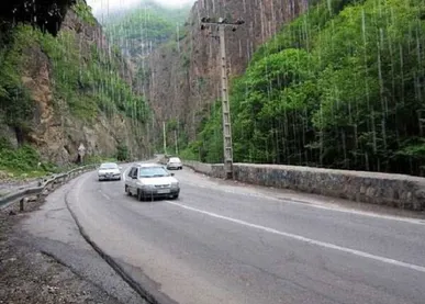محور کندوان مسدود شد / شرایط نامساعد و بارش شدید باران