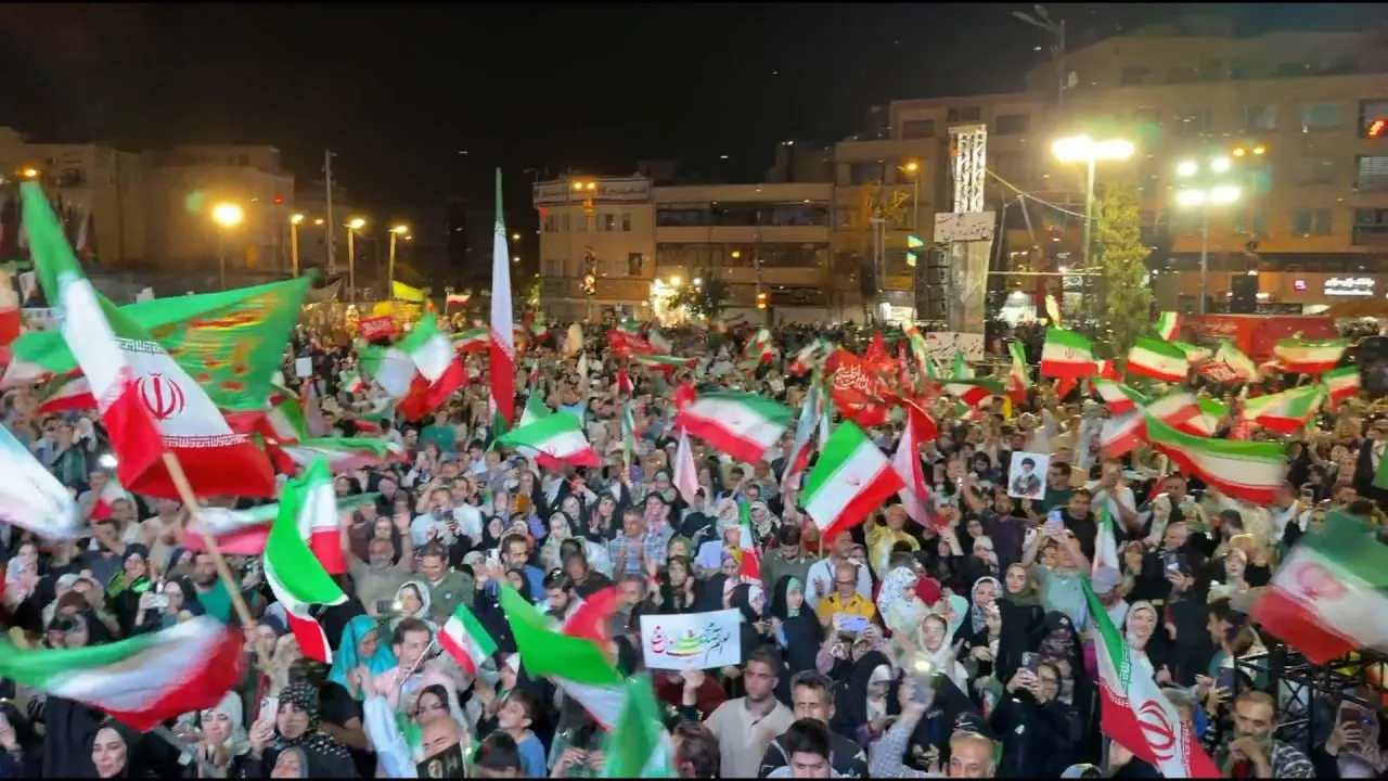 حال و هوای مردم در شب میلاد پیامبر اکرم(ص) و امام جعفر صادق(ع) در میدان انقلاب + فیلم