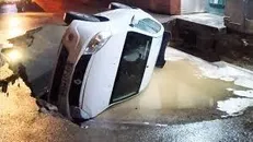 واژگونی خودرو در پی فرونشست خیابان در خمینی‌شهر