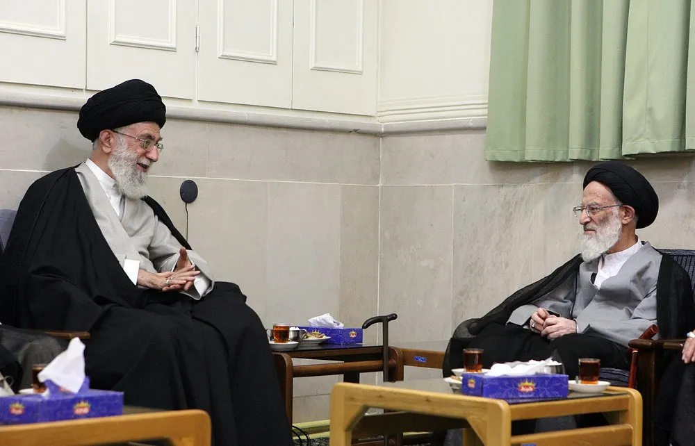 لحظاتی منتشرنشده از دیدار مرحوم حضرت آیت‌الله العظمی شبیری زنجانی و رهبر شهید انقلاب اسلامی در جریان سفر مهر و آبان ۱۳۸۹ به قم + فیلم