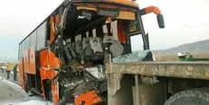 مصدومیت ۱۲ مسافر به دلیل تصادف اتوبوس در زنجان