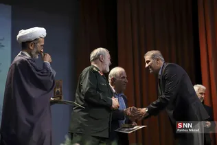 تجلیل از خانواده شهدای دانشجو