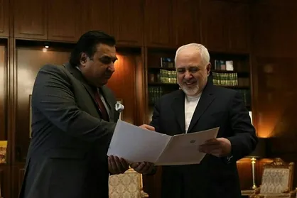سفیر جدید پاکستان رونوشت استوارنامه خود را تقدیم ظریف کرد