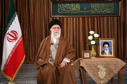 رهبرانقلاب: کل دفاع مقدس حتی نوشیدن جام زهر عقلانی بود / مردم روز اربعین از خانه به سیدالشهدا شکوِه کنند + فیلم