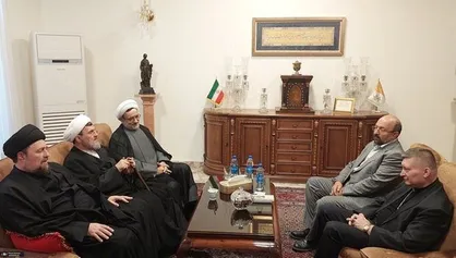 حضور سیدحسن خمینی در سفارت واتیکان برای&zwnj; تسلیت درگذشت پاپ