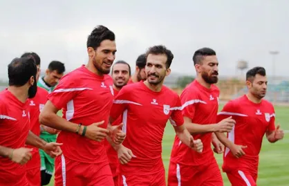 مرور دستورات تاکتیکی/انتقال نکات مورد نظر کادر فنی به بازیکنان