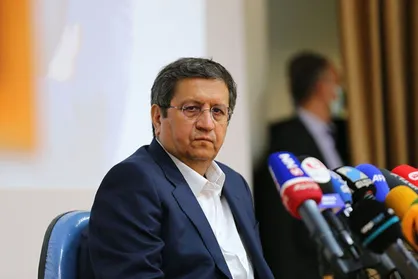 با وجود تورم ۴۰ درصدی نمی&zwnj;توان نرخ ارز را ثابت نگه داشت/ باید به سمت تک نرخی و شناور شدن ارز حرکت کنیم+ فیلم