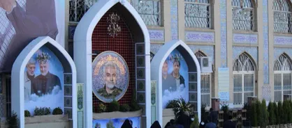 حضور حماسی مردم كرمان در مراسم گرامیداشت یادبود آیت الله رییسی در جوار مزار حاج قاسم+فیلم