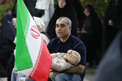&laquo;در روح و جان من می&zwnj;مانی ای وطن&raquo;/ شور مردم رشت در قرار هشتاد و دوم  ایستادگی برای ایران+فیلم