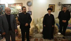 دبیر شورای عالی انقلاب فرهنگی در منزل شهدای سانحه سقوط هواپیما حضور یافت
