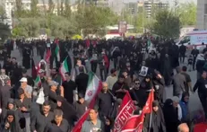 مسیر‌های منتهی به مصلای تهران مملو از جمعیتی که برای وداع با پیکر رهبر شهید انقلاب راهی شدند