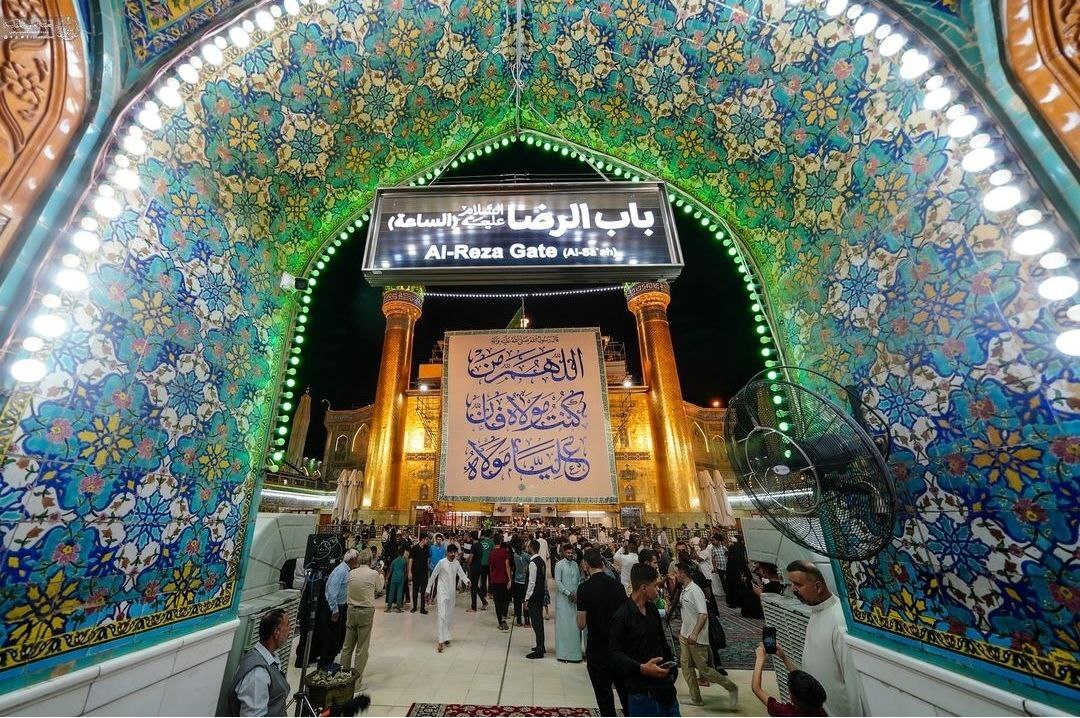 با فرا رسیدن دهه امامت و ولایت و در آستانه عید غدیر خم کتیبه‌هایی توسط خادمان بارگاه ملکوتی امیرالمومنین(ع) در حرم علوی نصب شد.

