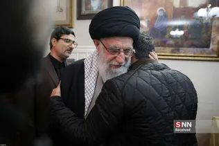 حضور رهبر معظم انقلاب اسلامی در منزل سردار شهید سپهبد سلیمانی