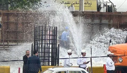 لودر حادثه&zwnj;ساز؛ وقتی عملیات عمرانی باعث ترکیدن لوله و قطعی آب شد+فیلم