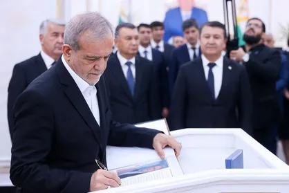 پزشکیان در دفتر یادبود &laquo;دانشگاه علوم&zwnj;پزشکی ابن&zwnj;سینا&raquo; تاجیکستان چه نوشت؟