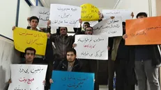 دانشجویان مقابل اداره صنعت، معدن و تجارت خراسان رضوی تجمع کردند/ مسئولان برای حل مشکلات مردم عزم جدی ندارند+ فیلم و عکس