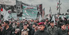 تجمع بزرگ مردم عراق در سالگرد شهید سلیمانی و ابومهندس / «مقاومت» تا اخراج آمریکا از عراق از پای نمی‌نشیند + فیلم