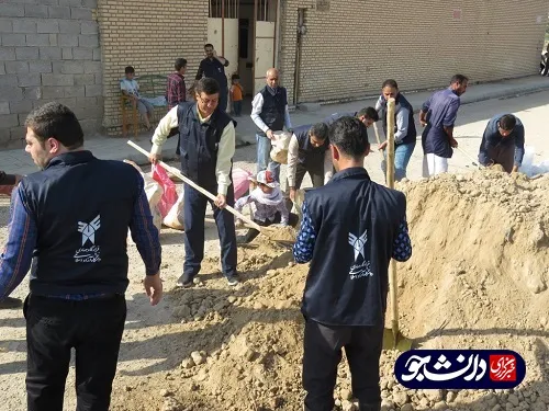 فعالیت جهادگران قرارگاه جهادی دانشگاه آزاد خوزستان در منطقه سیل زده شادگان