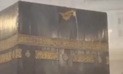 بارش باران در شهر مقدس مکه همزمان با برگزاری مناسک عمره در ماه مبارک رمضان