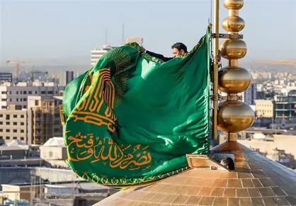 مراسم تعویض پوش ضریح و پرچم گنبد همزمان با میلاد امام رضا(ع)