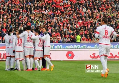 تبریزی&zwnj;ها وارد جایگاه پرسپولیسی&zwnj;ها شدند! / بازار داغ فروش اقلام هواداری+عکس