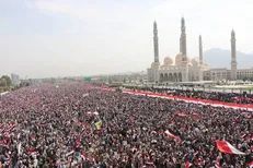 راهپیمایی گسترده یمنی‌ها در حمایت از ایران