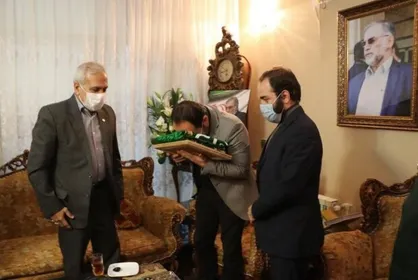 پرچم آستان قدس رضوی به خانواده شهید فخری&zwnj;زاده اهدا شد