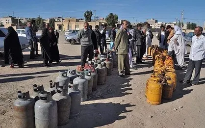 صف&zwnj;های ۳۰۰۰ نفره گاز در سیستان و بلوچستان / حکایتِ &laquo;دست ما کوتاه و خرما بر نخیل&raquo;
