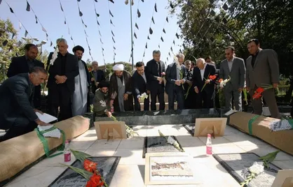 مزار شهدای گمنام دانشگاه تهران غبارروبی شد
