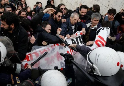 پلیس یونان با معلمان معترض به قوانین کاری درگیر شد