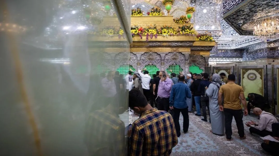 خادم حرم حسینی سید حامد می‌گوید که «ضریح امام حسین علیه‌السلام با بیش از ۱۰۰۰ شاخه گل طبیعی تزیین شده است.» در روزهای گذشته نیز پارچه‌هایی مزین به نام و القاب حضرت زینب سلام‌الله علیها نصب شده بود.


