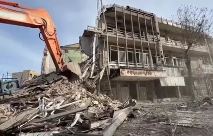 فیلم شوکه کننده از وضعیت ساختمان هلال احمر در مهاباد پس از حملات هوایی و بمباران