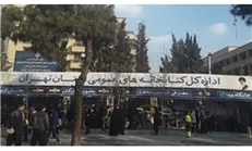 غرفه نهاد کتابخانه‌ها در مسیر راهپیمایی ۲۲ بهمن کتاب اهدا می‌کند