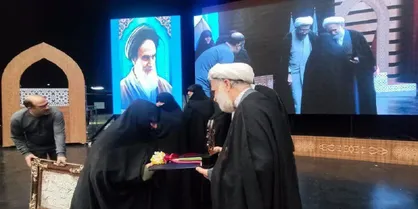 عضو هیأت علمی دانشگاه به عنوان چهره برتر در نمایشگاه &laquo;ره&zwnj;پژوهان حریم وحی&raquo; تقدیر شد
