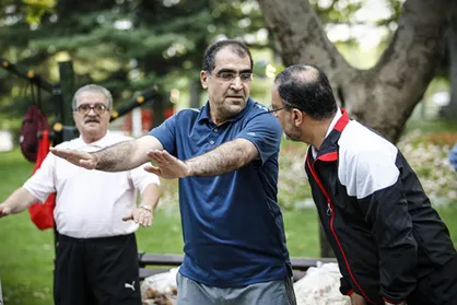 بی ادبی قاضی زاده در مواجهه با یک شهروند/ آقای وزیر هیچ کس مثل این دولت &laquo;فیزیوتراپی&raquo; بلد نیست!